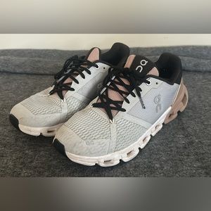On Cloud cloudflyer women’s size 8.5